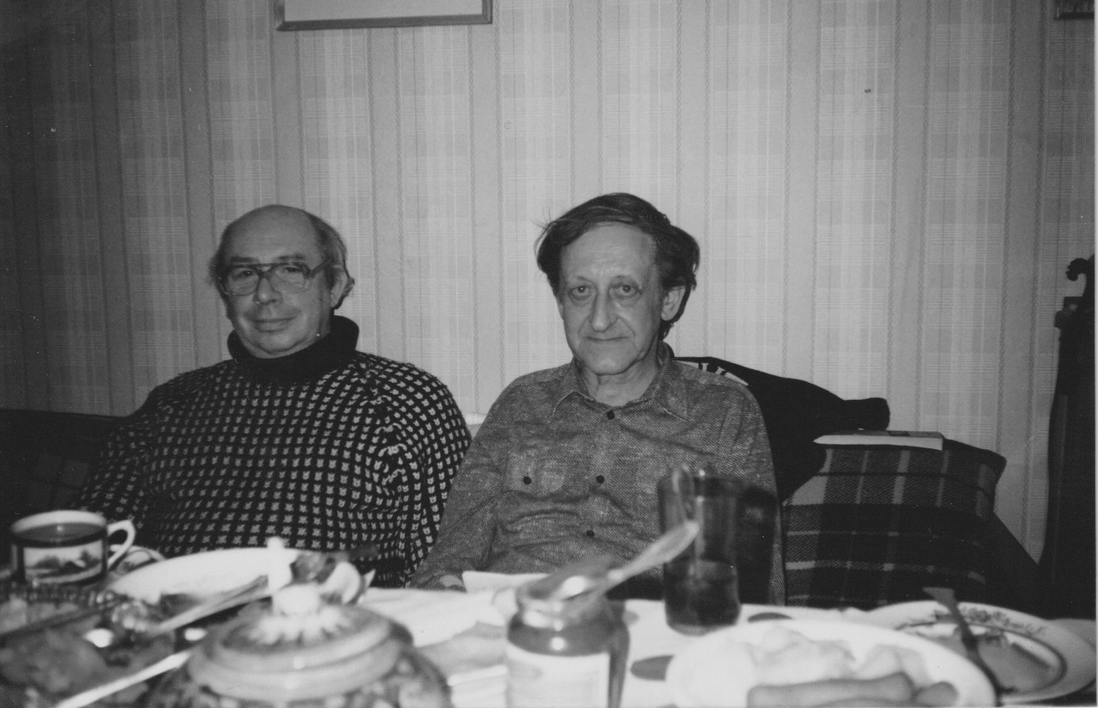 ARCHIVES – UN REPAS CHEZ LARISSA ET EVGUENI kOVTOUNE (LENINGRAD, ANNEES 1990)